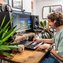 Novation Launchkey Mini 37 MK4 The Creative Controller DAW-controller (37 mini tangenter, 16 pads)