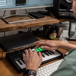 Novation Launchkey Mini 25 MK4 The Creative Controller DAW-controller (25 mini tangenter, 16 pads)