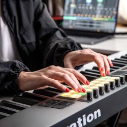  Novation Launchkey 49 MK4 The Creative Controller DAW-controller (49 semivgtet tangenter, 16 pads)