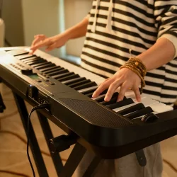 Nux NEK-100 Arrangements Keyboard m/500 lyde &amp; 100 rytmer/styles (61 anslagsf�lsomme tangenter)